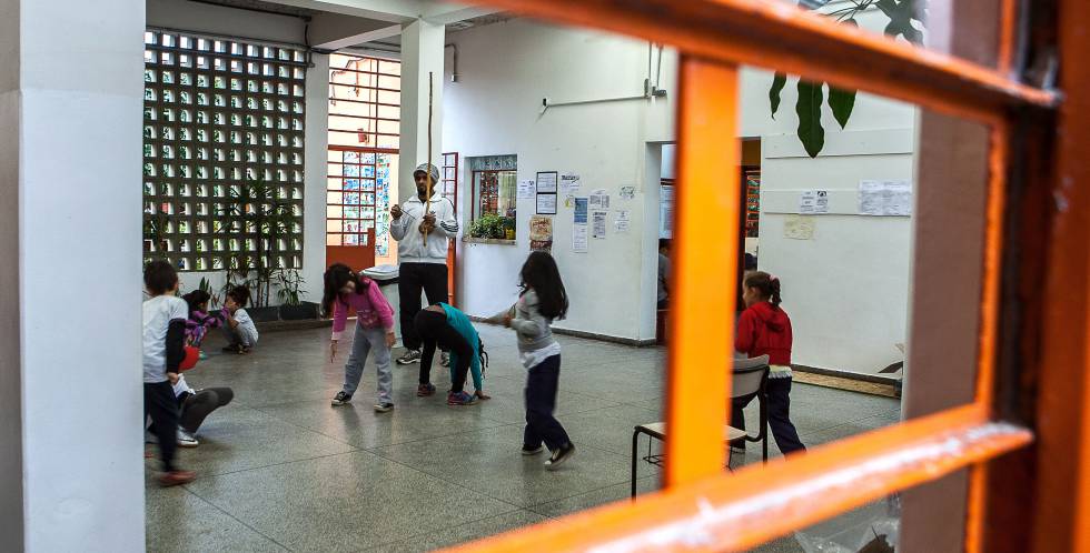 Crianças na aula de artes, no pátio interno da escola