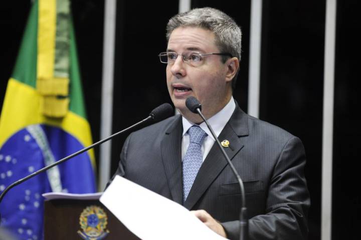 Entre as irregularidades cometidas pelo ex-governador de Minas Gerais e hoje senador Antonio Anastasia (PSDB), está a abertura de créditos suplementares de valor superior ao dobro do permitido na LOA. Entre as irregularidades cometidas pelo ex-governador de Minas Gerais e hoje senador Antonio Anastasia (PSDB), está a abertura de créditos suplementares de valor superior ao dobro do permitido na LOA.