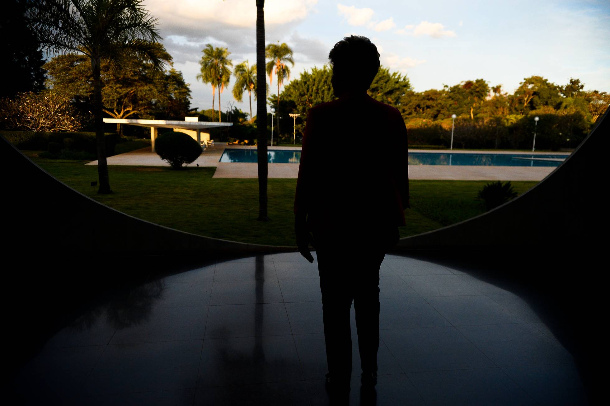 Dilma Rousseff no entardecer no Alvorada. Dilma Rousseff no entardecer no Alvorada.