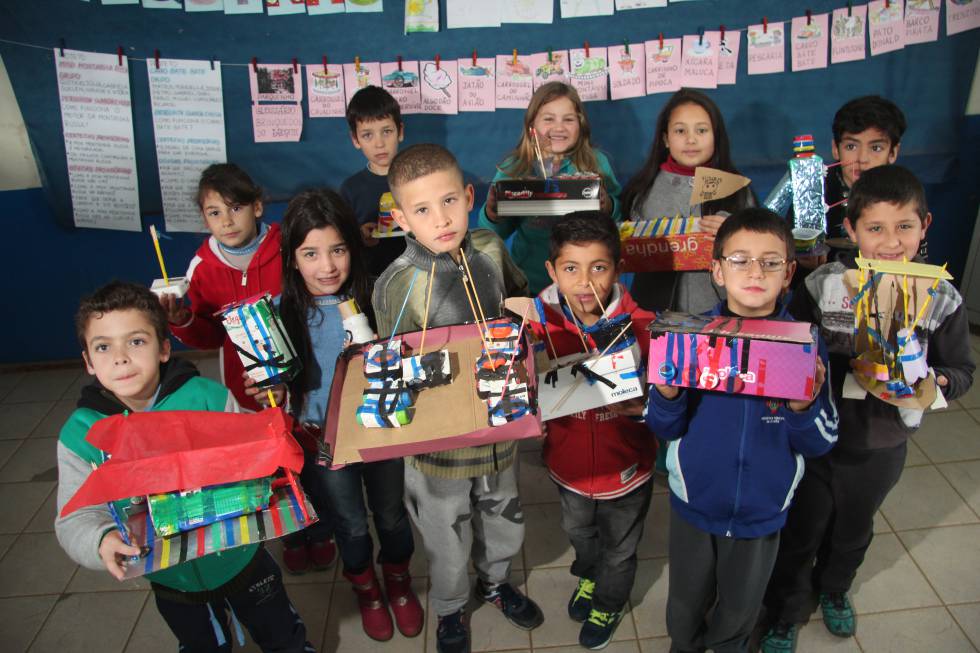 Alunos do 2º e 3º anos mostram suas engenhocas inspiradas no parque de diversões. Cada grupo estuda o funcionamento de um brinquedo.