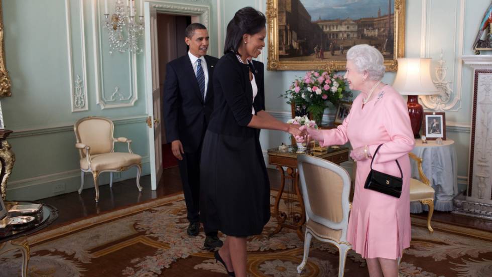 O presidente Obama e a primeira-dama são recebidos no palácio de Buckingham pela Rainha Elizabeth, em 2009.