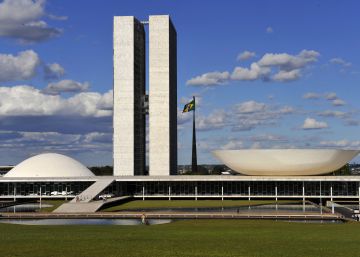Rodrigo Maia vence disputa e presidirá Câmara até fevereiro