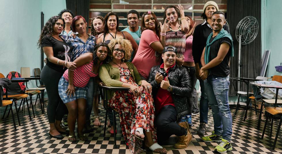 Igreja recebe trans e travestis em reunião semanal