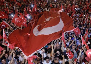 Erdogan faz expurgo político e militar na Turquia