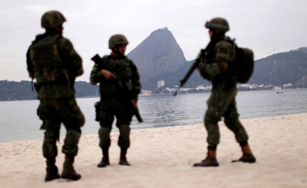 Soldados do exército brasileiro na praia do Flamengo, no Rio de Janeiro, nesta terça-feira.