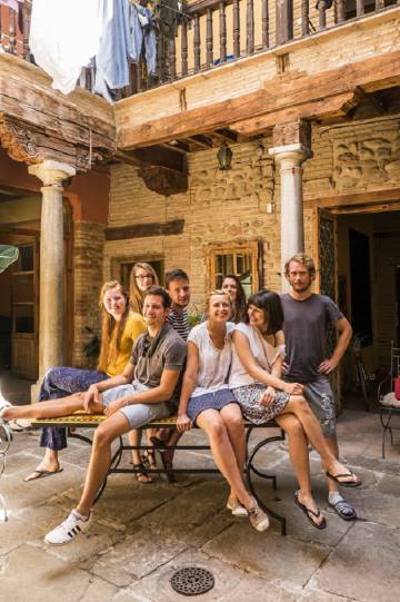 Oito inquilinos da Casa Tiña, palacete no Albaicín no qual convivem 17 erasmus de 11 nacionalidades diferentes