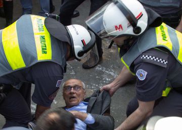 Suplicy, carregado por quatro policiais em protesto, inflama as redes