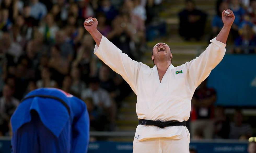 Rafael Silva comemora a vitória sobre o sul-coreano Kim Sung-Min, que lhe garantiu o bronze olímpico em 2012.