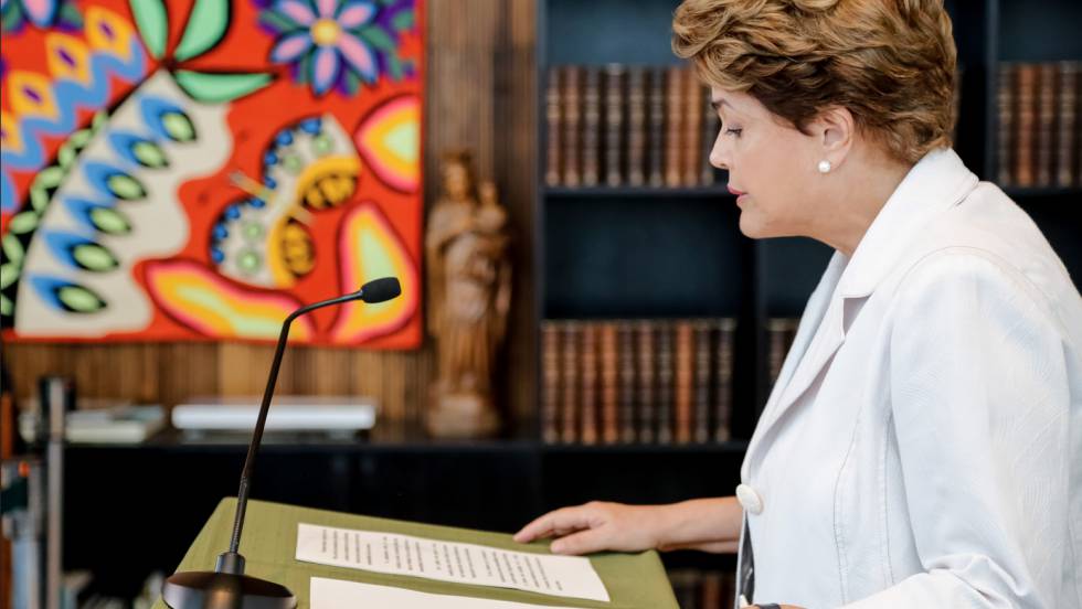 Dilma Rousseff lê a carta. 