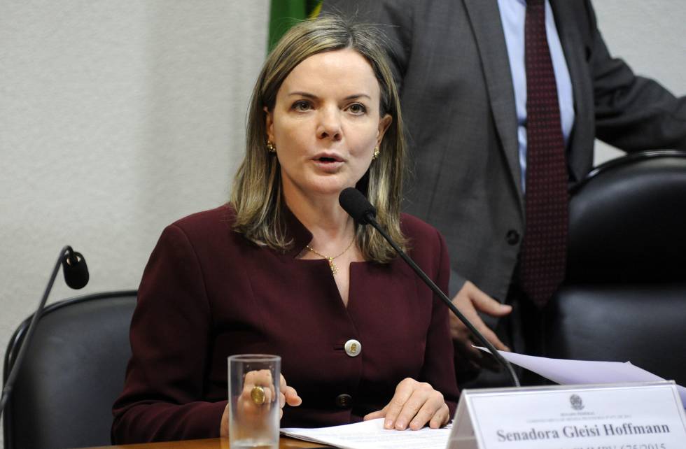 Gleisi Hoffmann: “Dilma não cometeu crime, estão forçando a barra”