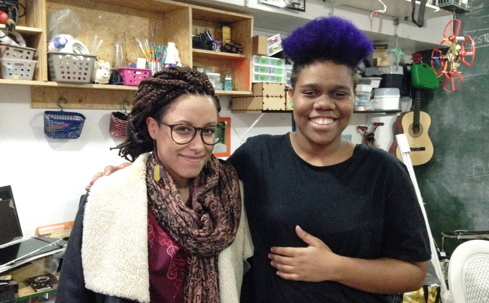 Ana Carolina e Buh D'Angelo, na oficina da Infopreta. Ana Carolina e Buh D'Angelo, na oficina da Infopreta.