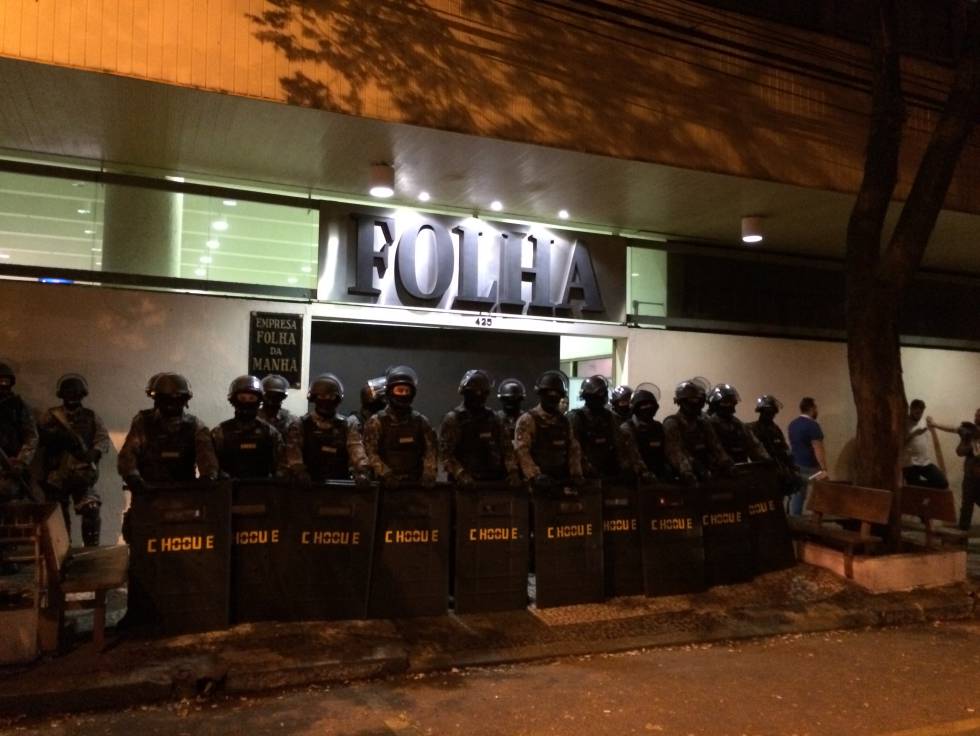 A entrada da redação da Folha de S. Paulo foi totalmente bloqueada por policiais do Choque.