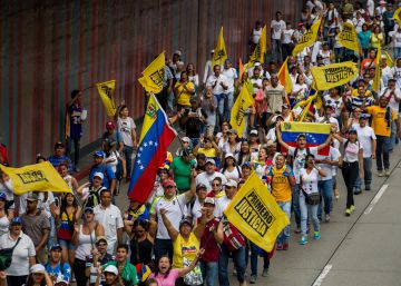 Venezuela expulsa repórter e nega entrada de outros quatro meios de comunicação para cobrir protesto Venezuela expulsa repórter e nega entrada de outros quatro meios de comunicação para cobrir protesto