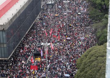 Decenas de miles de personas salen a la calle contra el nuevo gobierno brasileño