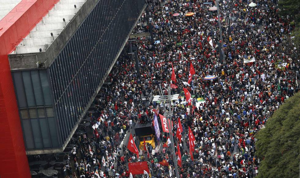 Início da manifestação na avenida Paulista, ainda pacífica.