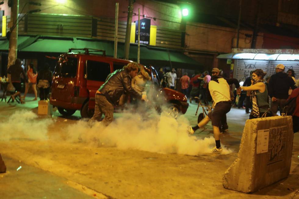 Bomba de gás atirada no Largo da Batata em São Paulo.