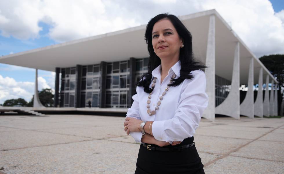 Grace Mendon&ccedil;a em frente ao STF.