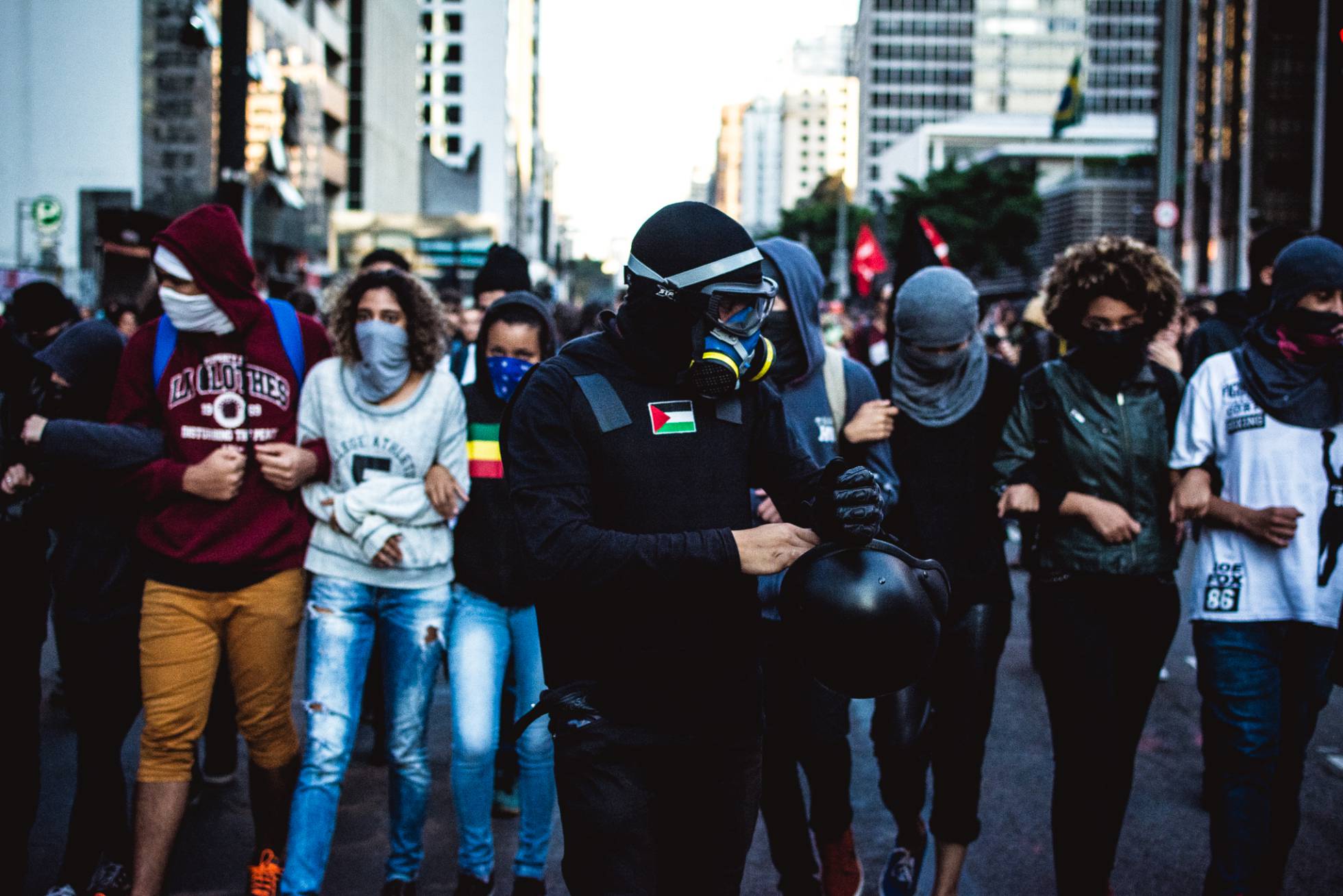 Adeptos da tática black bloc em protesto Adeptos da tática black bloc em protesto
