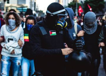 Black bloc: a tática fugidia que desnorteia e assusta São Paulo.