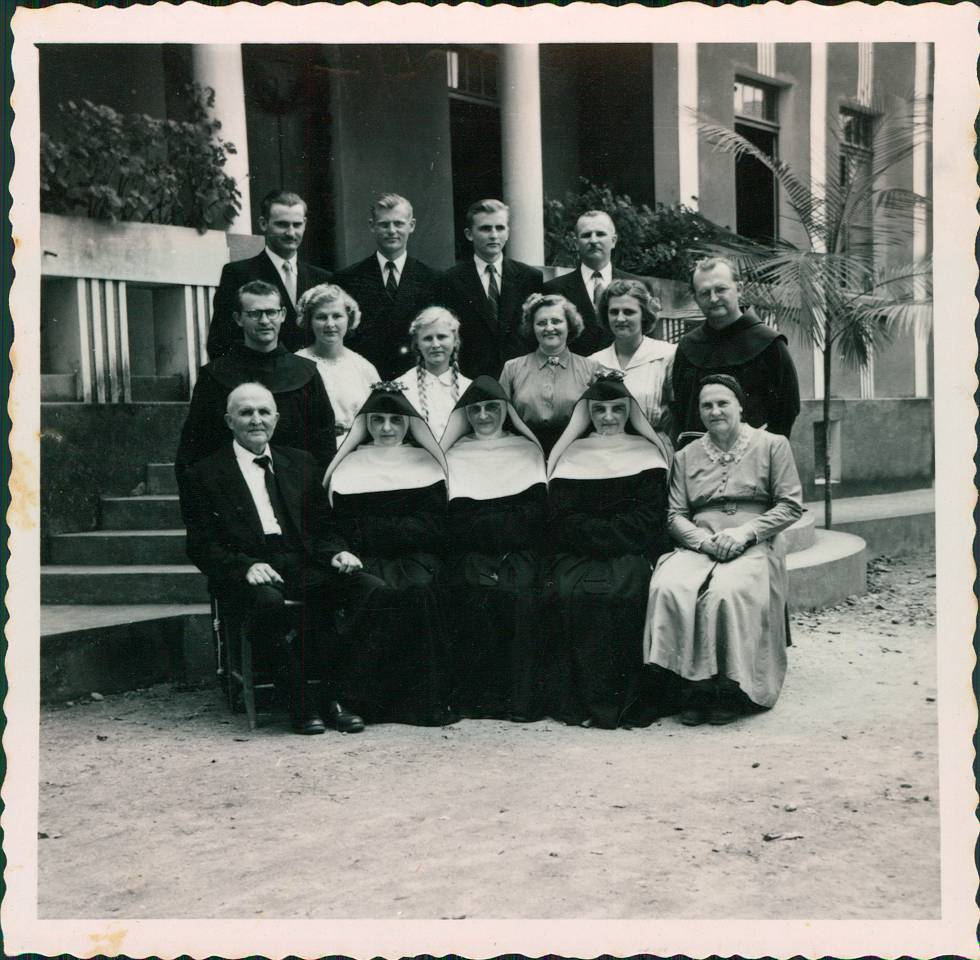 A família de 13 irmãos, cinco deles religiosos.