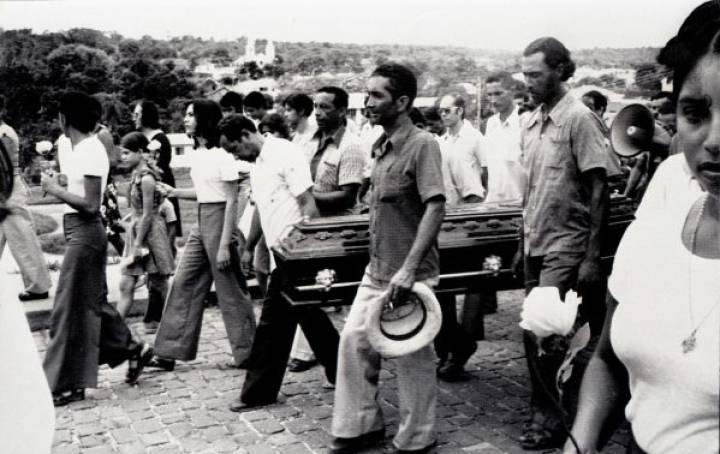 Enterro do missionário Burnier. Enterro do missionário Burnier.