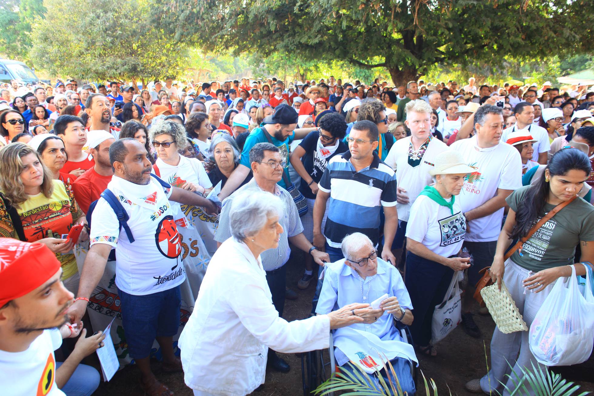 Bispo Pedro Casaldáliga cercado de fiéis. Bispo Pedro Casaldáliga cercado de fiéis.