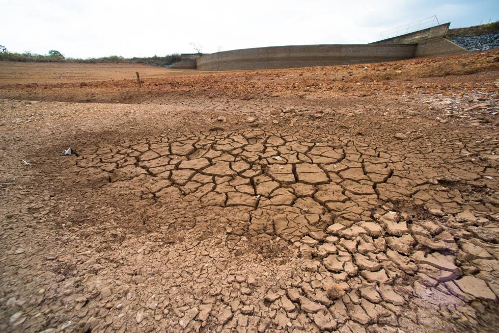 Parte seca da barragem de Santa Maria. Reserva chegou aos 48% de sua capacidade.