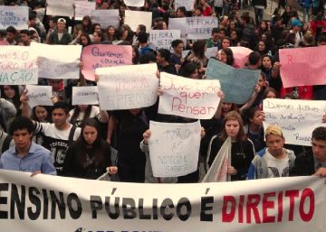 Secundaristas no Paraná ocupam 300 escolas contra reforma da gestão Temer