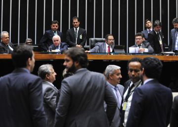 Com jogo duplo do Governo, Câmara desiste de votar nova lei de repatriação