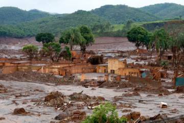 Uma denúncia para cobrar punição pelos mortos no desastre de Mariana