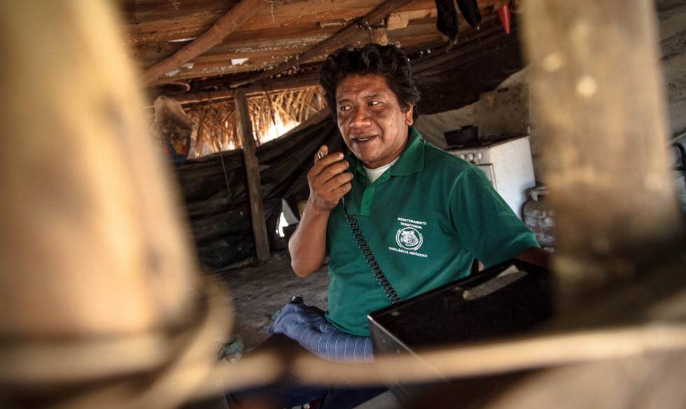 A liderança indígena Dototakakyre Kayapó (conhecido como Dotô) utilizando o rádio. Foi através da comunicação entre aldeias que os indígenas mapearam as áreas onde a quadrilha de grilagem atuava. A liderança indígena Dototakakyre Kayapó (conhecido como Dotô) utilizando o rádio. Foi através da comunicação entre aldeias que os indígenas mapearam as áreas onde a quadrilha de grilagem atuava.