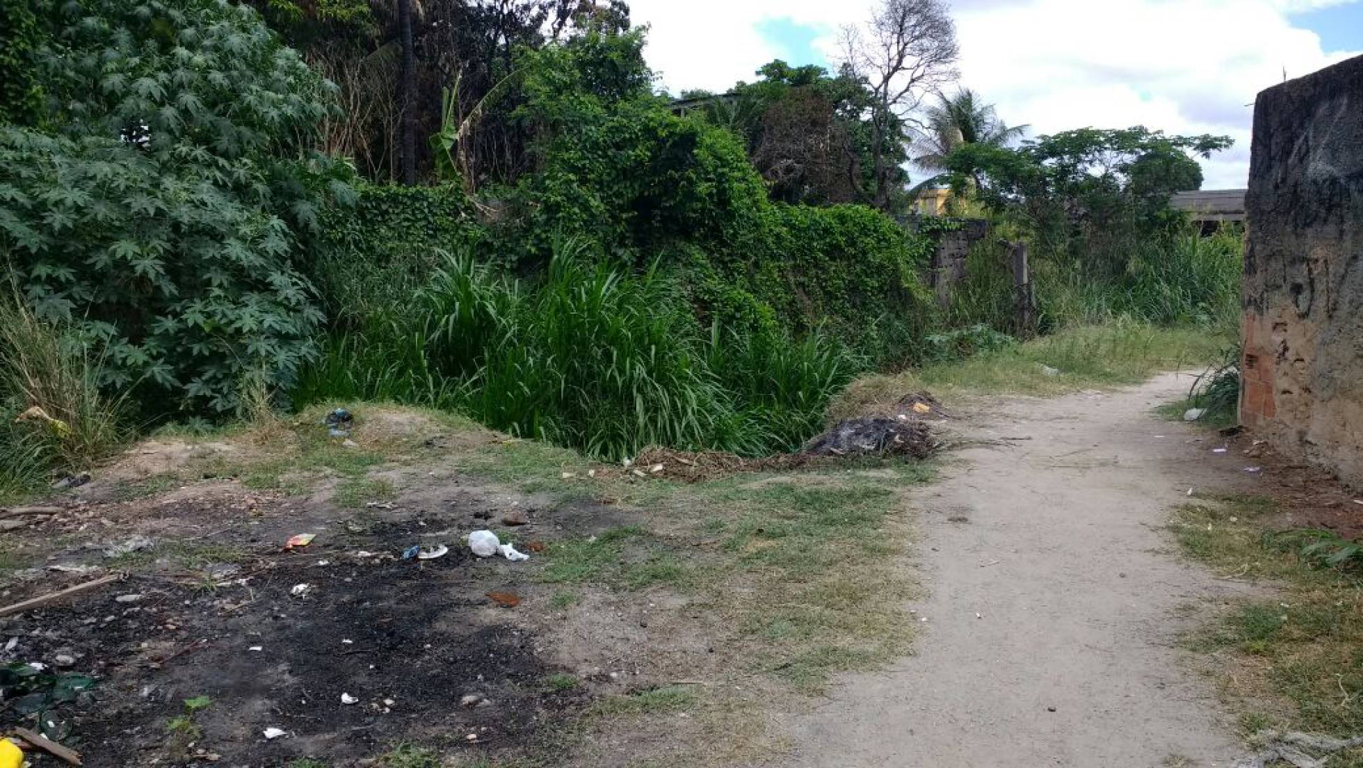 Local onde a vítima foi estuprada por cerca de dez homens. Local onde a vítima foi estuprada por cerca de dez homens.