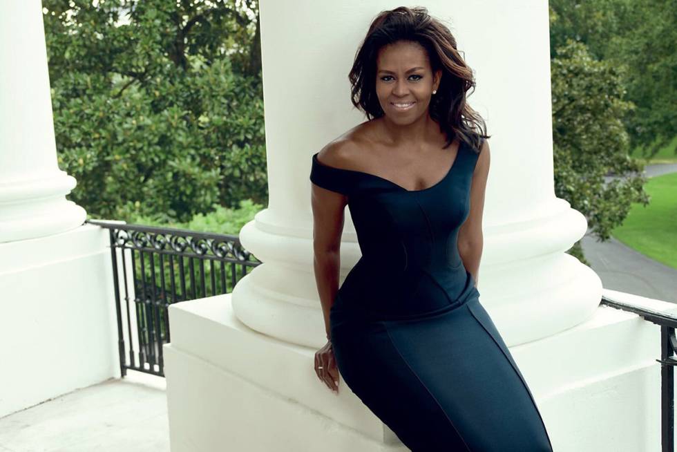 Michelle Obama em um vestido Atelier Versace para a reportagem.