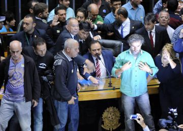 Manifestantes forçam entrada no plenário da Câmara e pedem golpe militar
