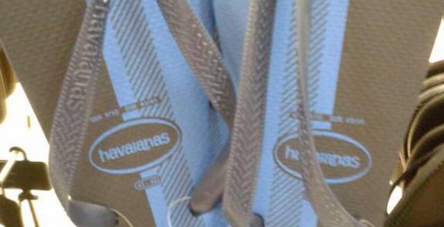 O vestido branco e dourado (ou azul e preto) volta na forma de chinelos