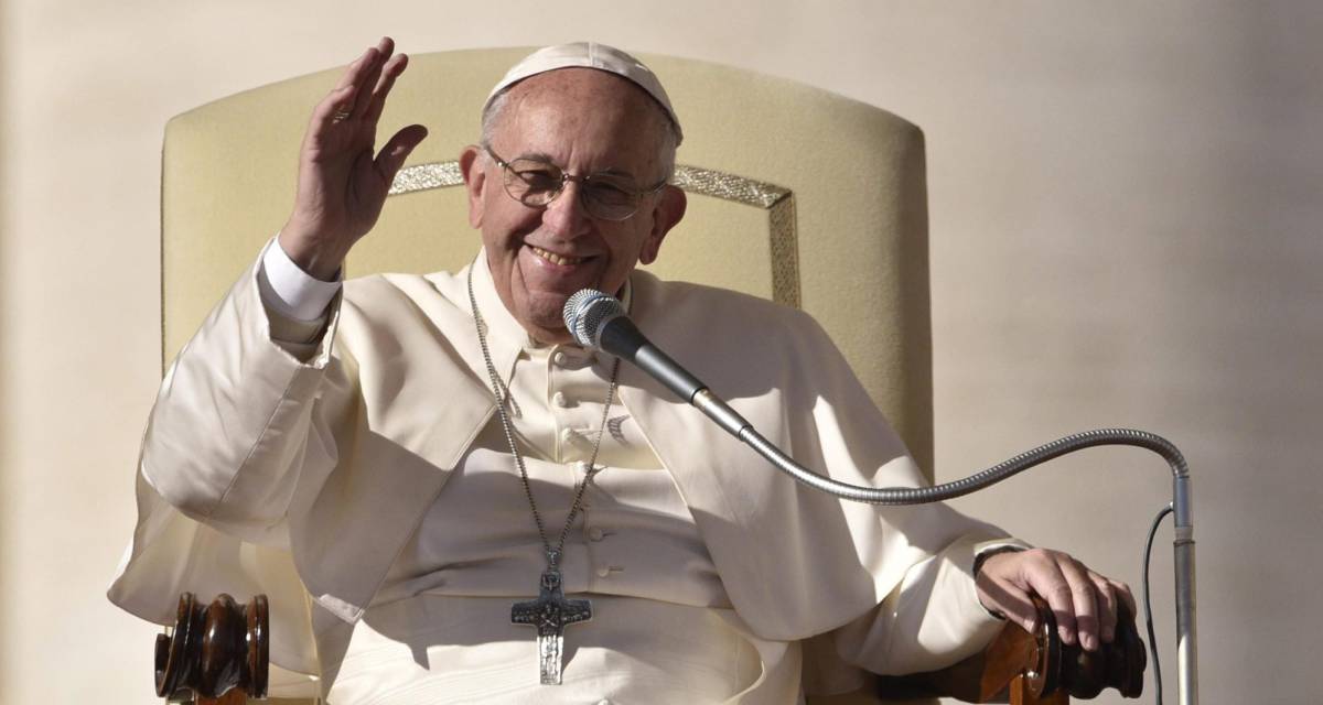 Papa fala à multidão na praça de São Pedro.