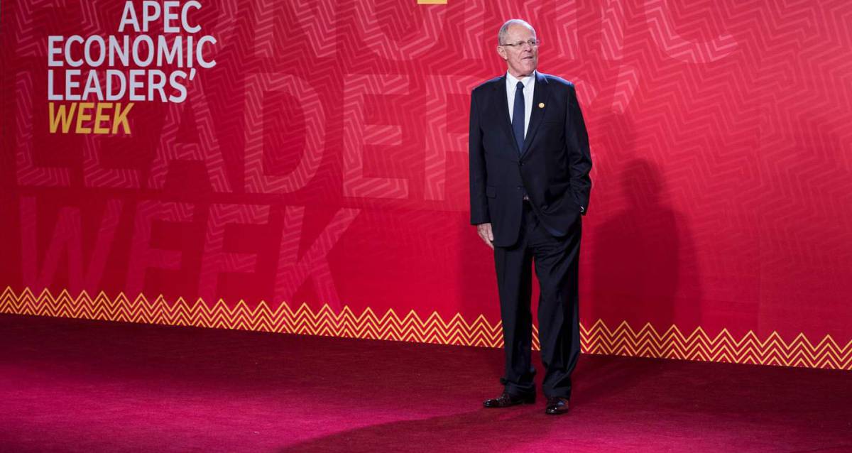 Pedro Pablo Kuczynski espera para cumprimentar os líderes que participaram da cúpula da APEC em Lima, em 19 de novembro.