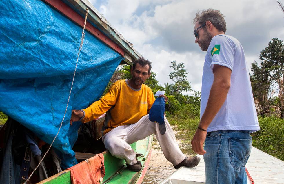 O ribeirinho Fernando da Silva e o chefe do escritório do IBAMA em Altamira, Hugo Loss, no reservatório de Belo Monte.