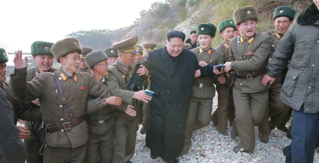 Kim Jong-un inspeciona um batalhão.