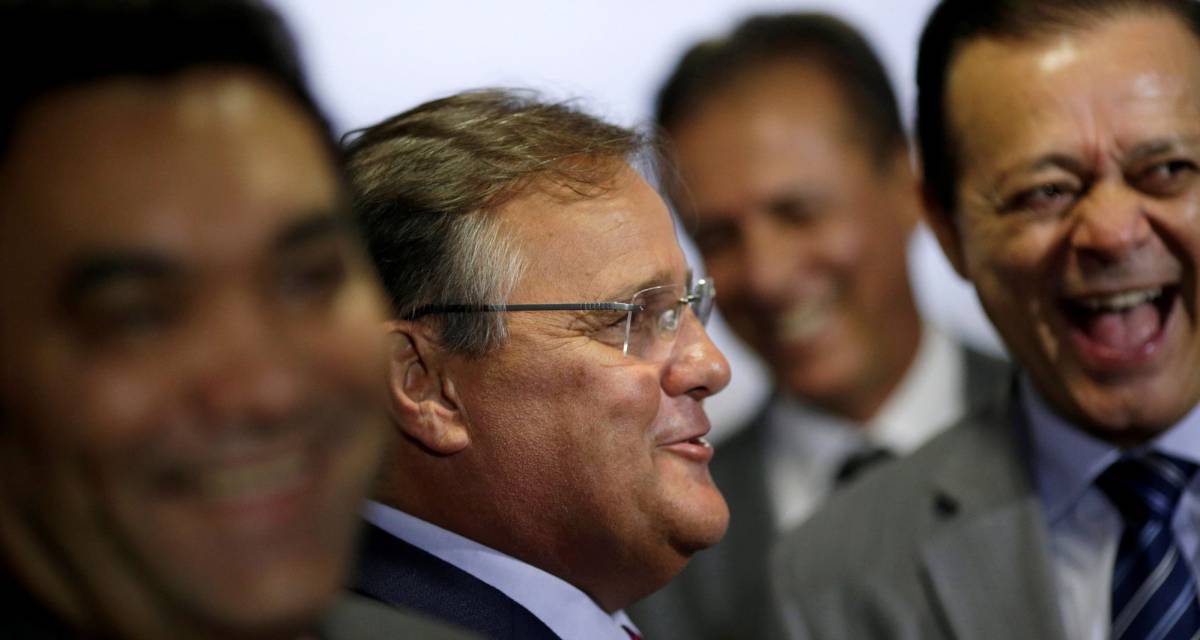 O ministro Geddel, de &oacute;culos, entre deputados.