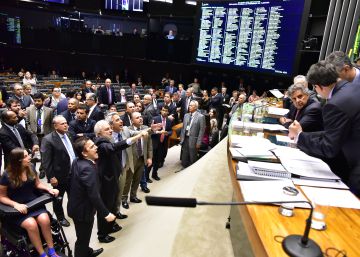 Câmara decide adiar a votação que pode anistiar o crime de caixa 2