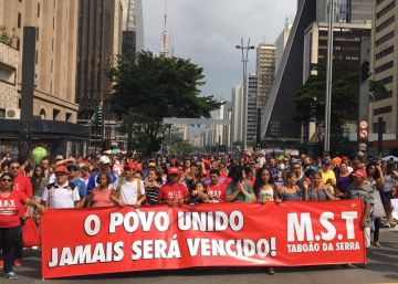 Milhares de pessoas vão à Avenida Paulista contra PEC, anistia e Temer