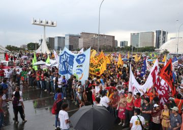 Em dia de protestos em Brasília, Congresso vota PEC e medidas contra a corrupção