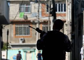 Esses deputados que votam o que querem, de madrugada, de costas para um povo de luto Esses deputados que votam o que querem, de madrugada, de costas para um povo de luto