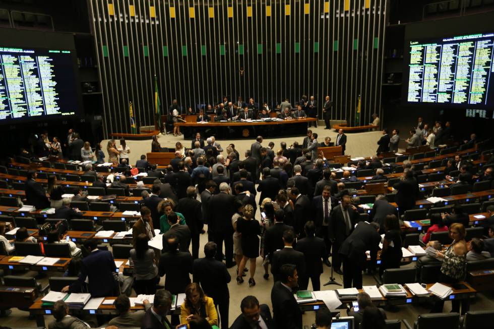 Câmara vota pacote anticorrupção no dia da queda do voo da Chapecoense
