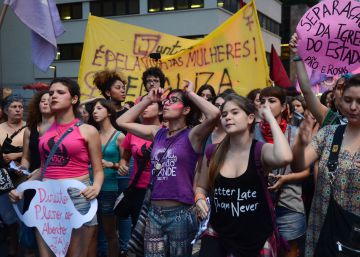 Um cordão de mulheres fura o bloqueio machista em 2016