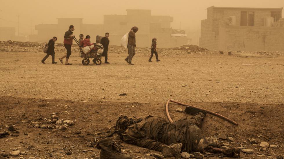 Civis passam por um corpo em Palmira, no início de dezembro.  