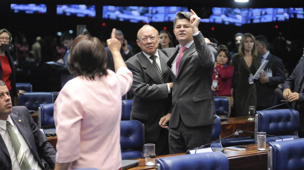 Senador Medeiros (PSD-MT) discute com a senadora Fátima Bezerra (PT-RN), que disse que Congresso não tinha moral para votar a PEC.rn  