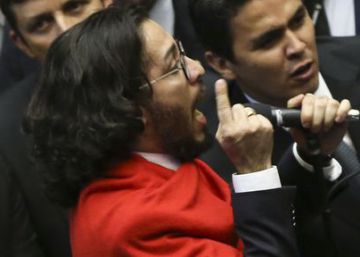 Relator do Conselho de Ética pede suspensão de Jean Wyllys por cuspir em Bolsonaro Relator do Conselho de Ética pede suspensão de Jean Wyllys por cuspir em Bolsonaro