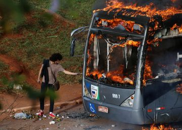 O homem que acende o cigarro em um ônibus em chamas somos todos nós em 2016